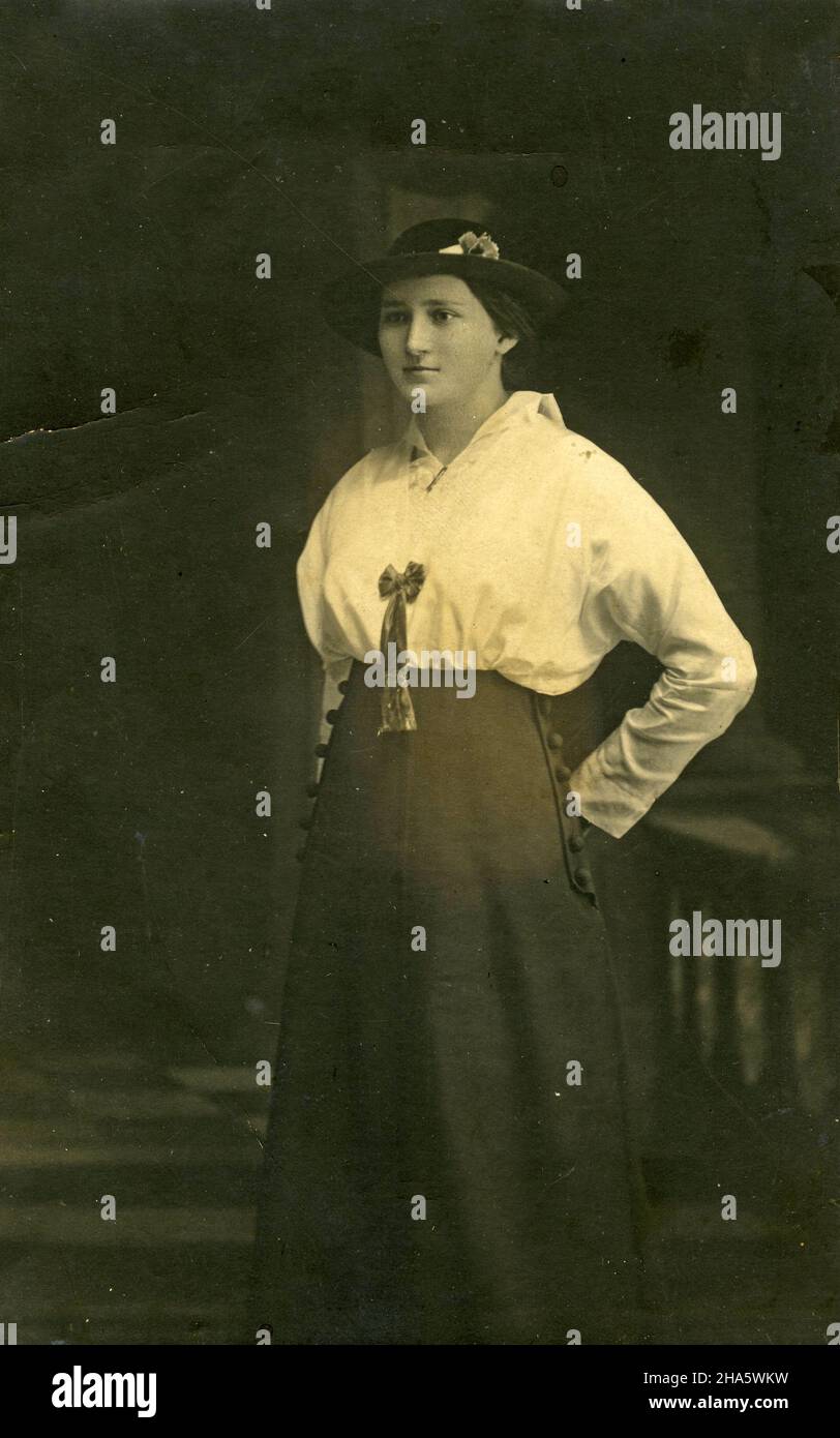 Estudio retrato de una mujer madura modestamente vestida de la época victoriana. Foto de stock