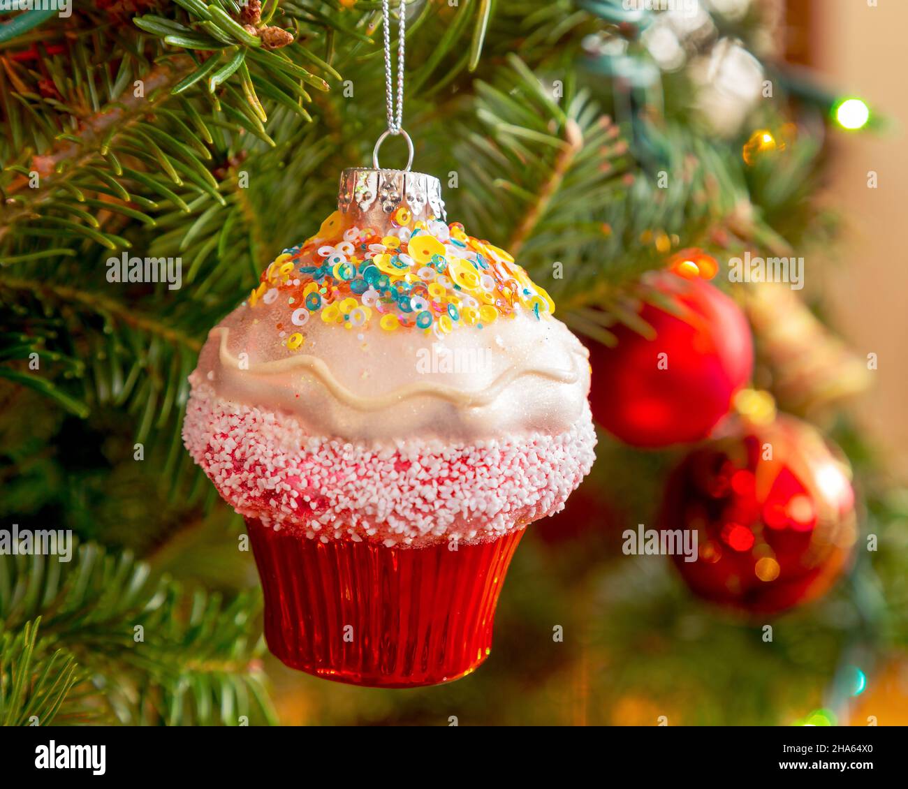 Adorno de cupcake de Navidad colgado en el árbol de Navidad. Foto de stock