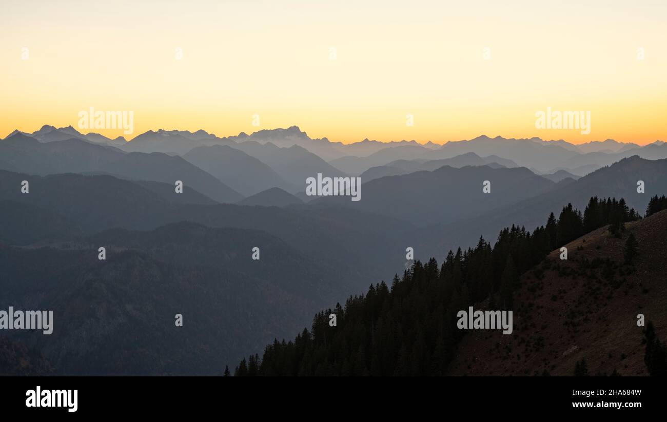 montañas y colinas después de la puesta de sol. las colinas bávaras con vistas al karwendel y zugspitze. las montañas mangfall, baviera, alemania, tirol, austria, europa Foto de stock