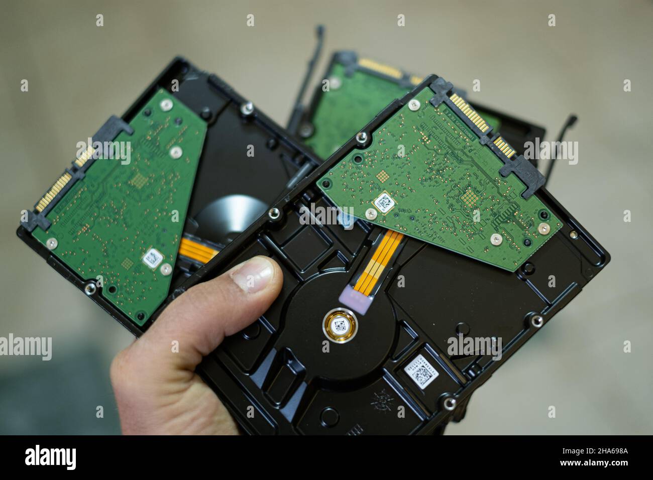Nerd man hold dispositivos de almacenamiento de memoria de disco duro, falta de componentes informáticos técnicos Foto de stock
