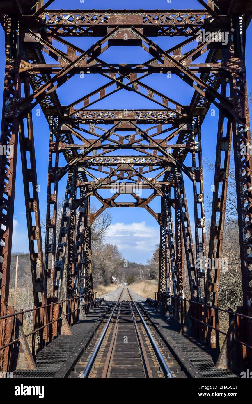 vías férreas y puente de acero vintage Foto de stock
