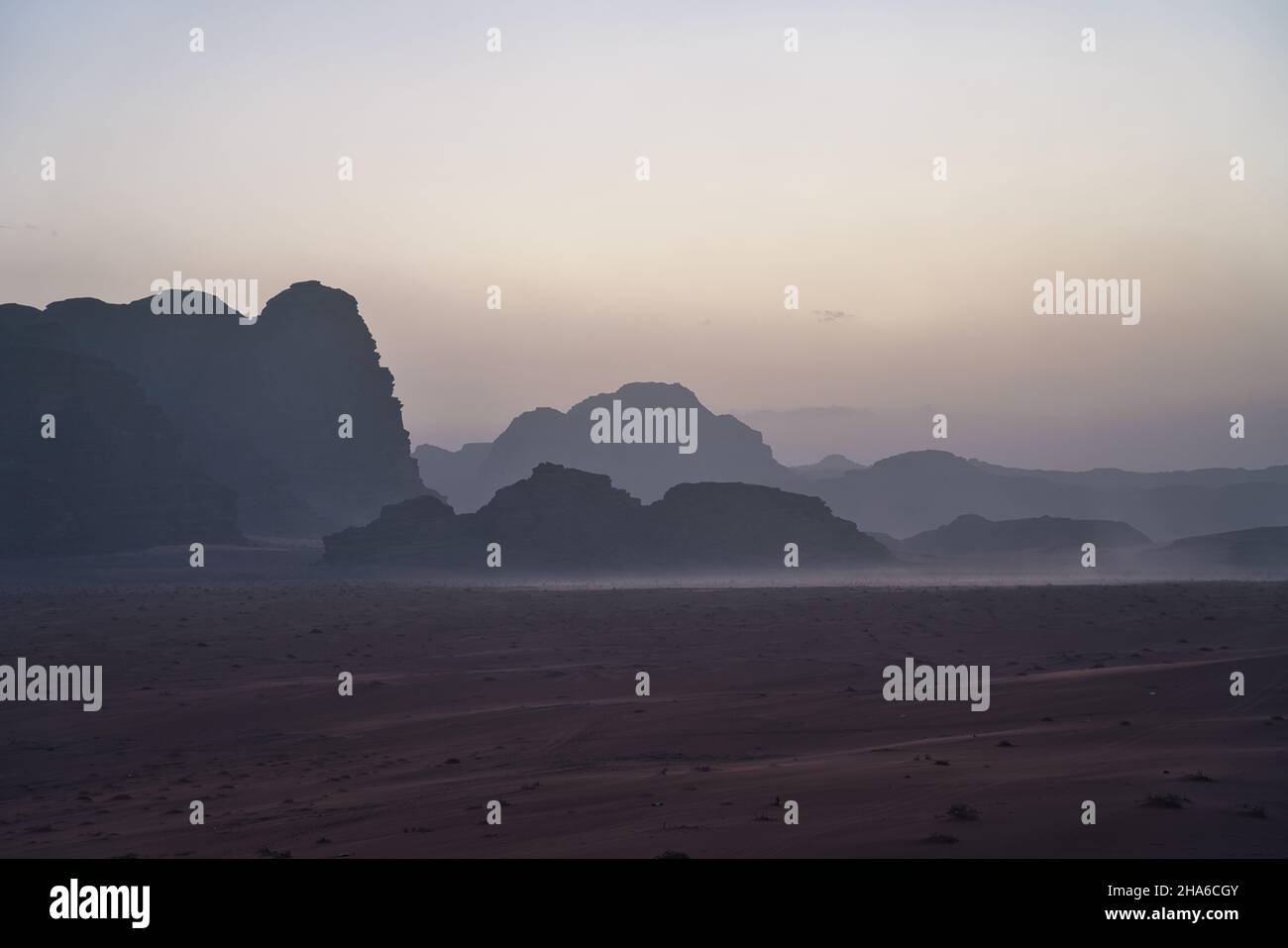 Foto del desierto de Wadi Rum en Jordania a la hora del atardecer Foto de stock