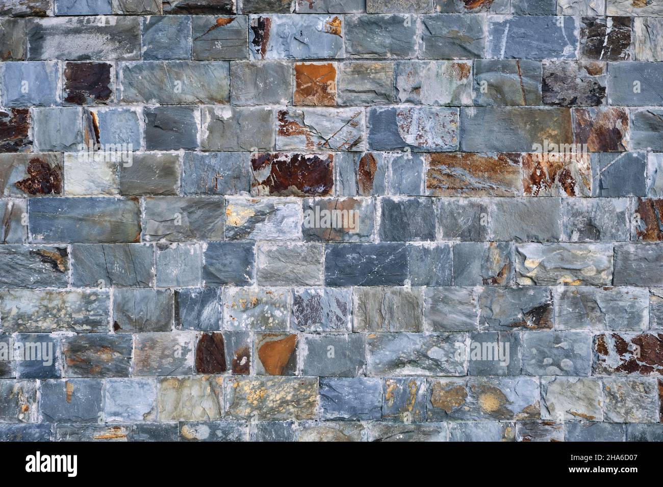 Sobrevivir revelación lavandería Piedra rústica pared de ladrillos de pizarra frente a azulejos de porcelana  cerámica piedra Fotografía de stock - Alamy