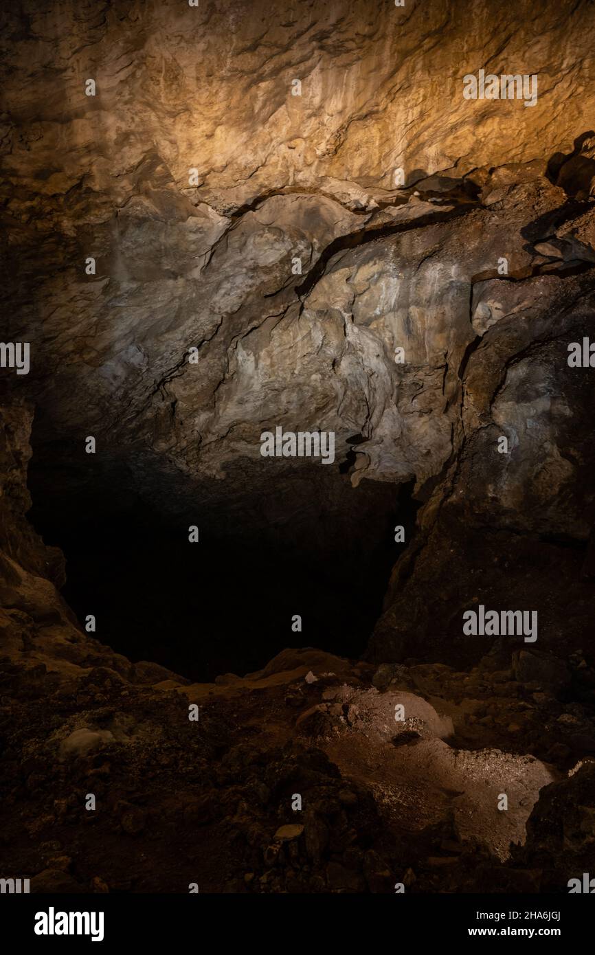 El foso sin fondo en la sala grande del Parque Nacional de las Cavernas de Carlsbad Foto de stock