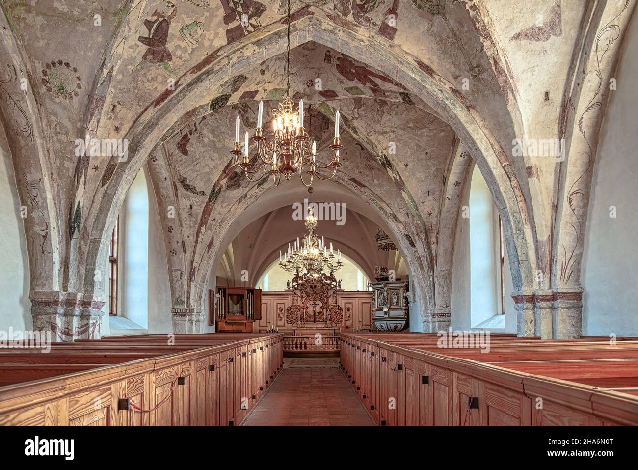 El interior de una iglesia medieval sueca con frescos góticos, Bollerup, Suecia, 15 de septiembre de 2021 Foto de stock