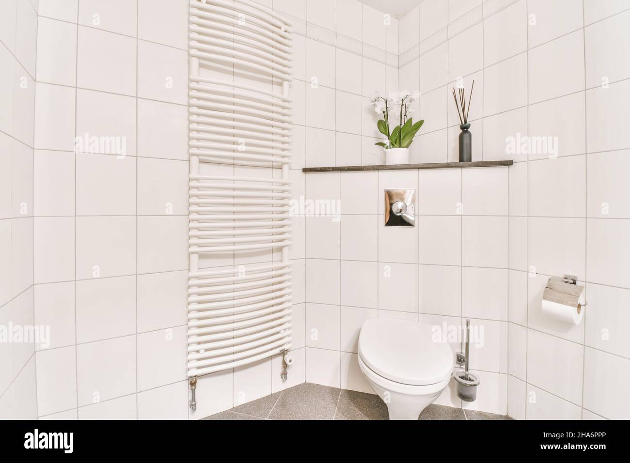 Cuarto de baño con un radiador al lado del inodoro y una estantería encima  Fotografía de stock - Alamy