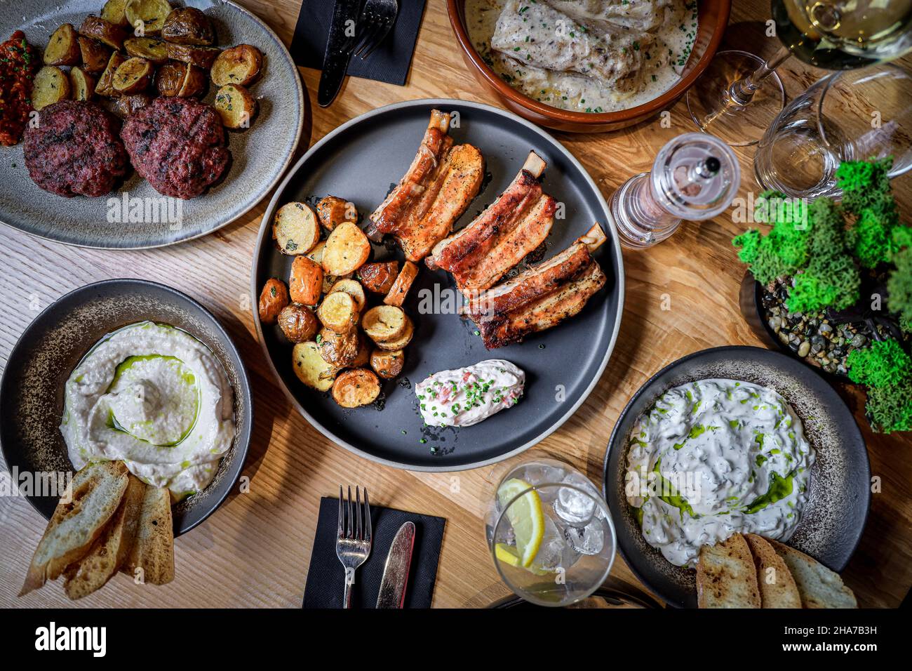 Vista superior de comida variada en una mesa en el restaurante Fotografía  de stock - Alamy