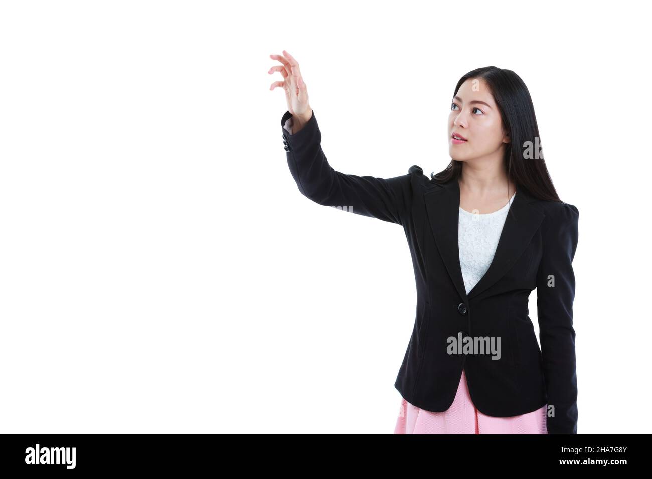 Empresarias asiáticas pulsando el botón de la pantalla táctil con espacio de copia. Mujer bonita tocando algo, presentación aislada sobre fondo blanco. Foto de stock