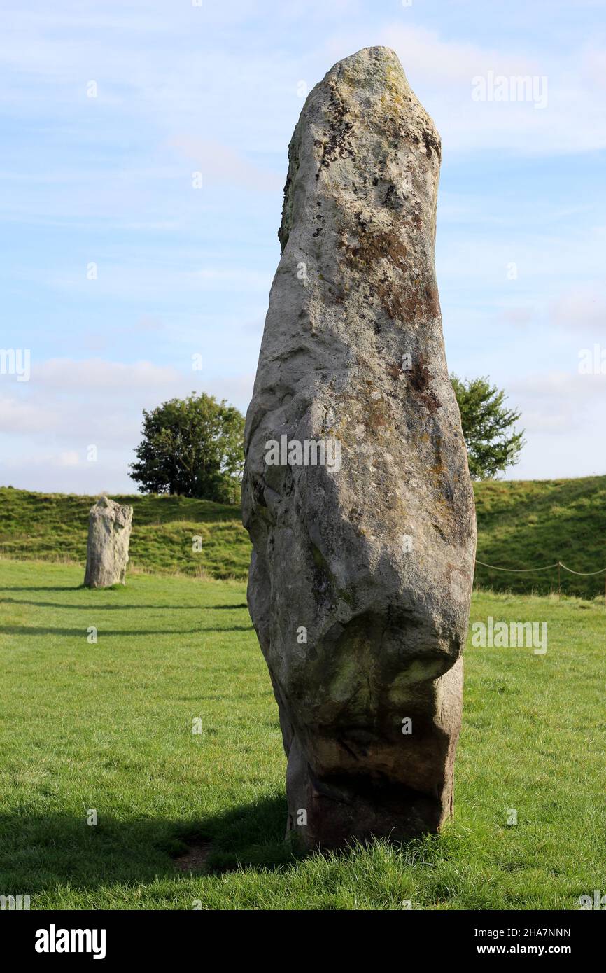 La henge de Avebury, que tiene tres círculos de piedra incluyendo el círculo de piedra neolítico más grande del mundo. Wiltshire, Reino Unido (cerca de Stonehenge) Foto de stock