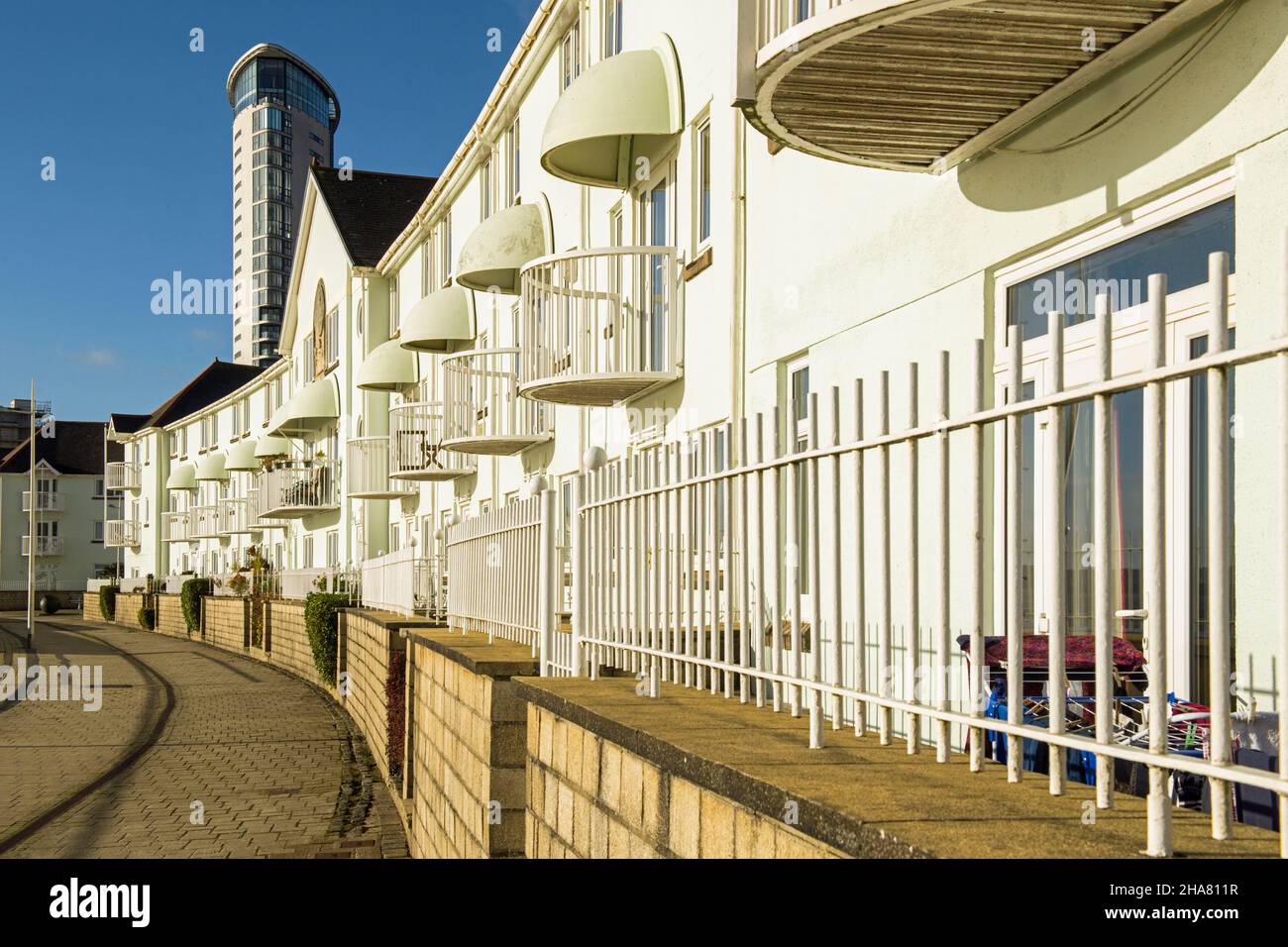 Swansea frente al mar con un alojamiento bastante moderno y nuevo en forma de alojamiento. Fotografiado en noviembre de 2021 Foto de stock