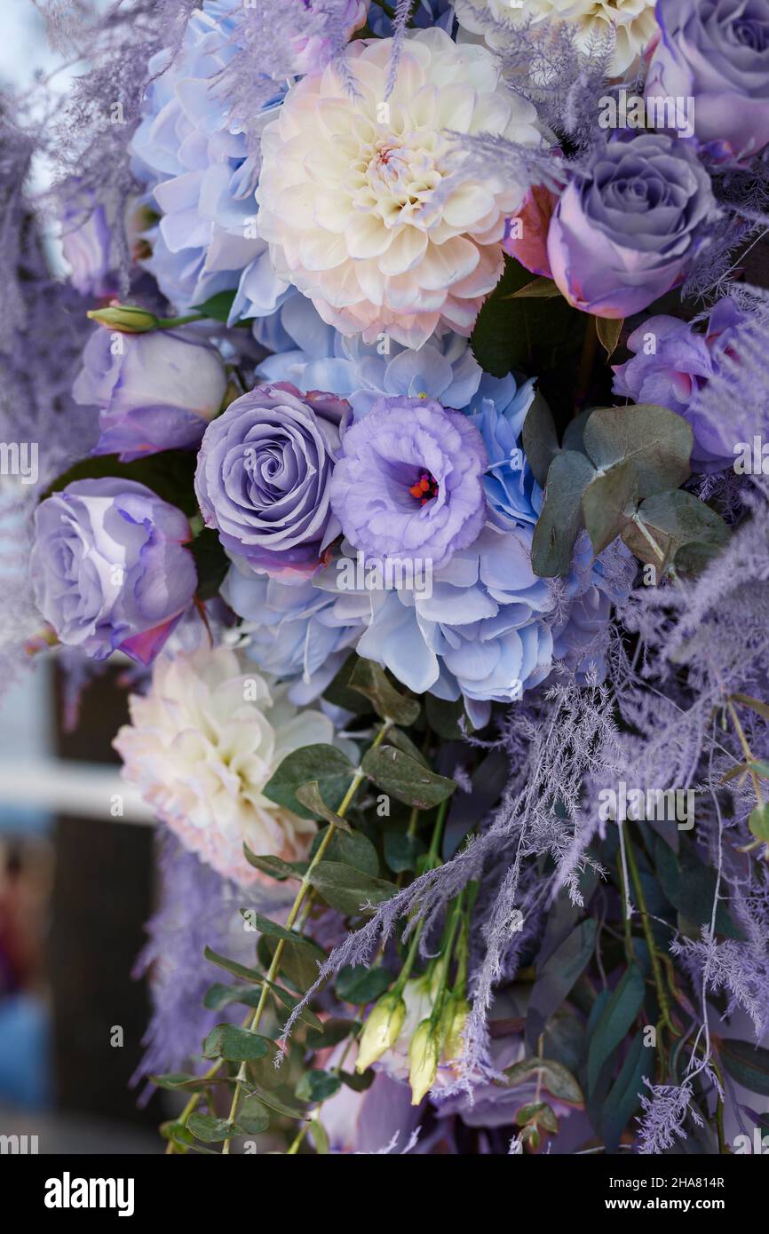 Decoraciones de la ceremonia de la boda: Decoración de primer plano del  arco, decorado con crisantemos, rosas, hortensias y verdor. Muchas flores  de color moderno del año 2022 - muy Peri Fotografía