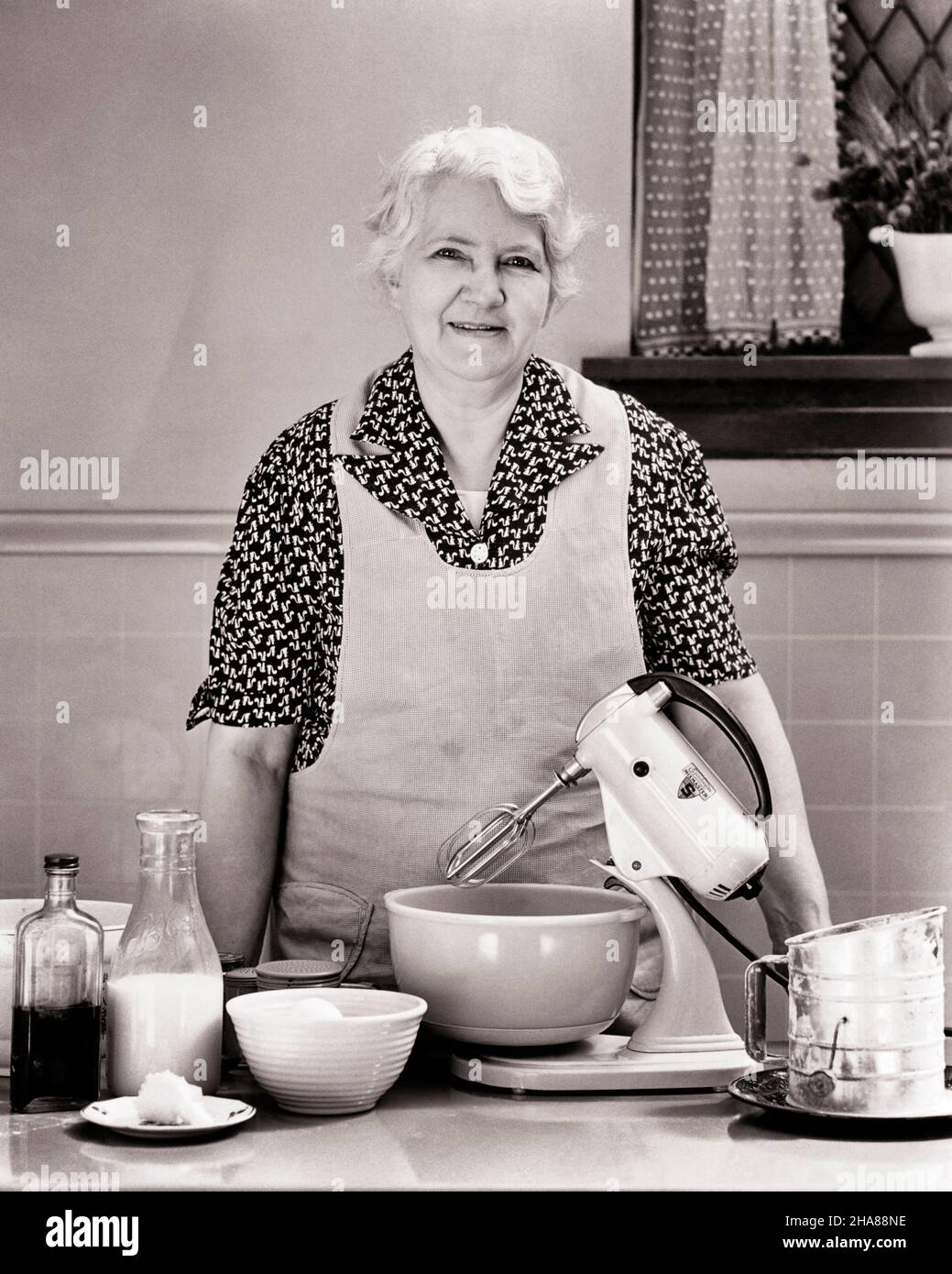 Mujer Cocinar Bocadillos Españoles Con Mayonesa En La Cocina Casera Fotos,  retratos, imágenes y fotografía de archivo libres de derecho. Image 36265885