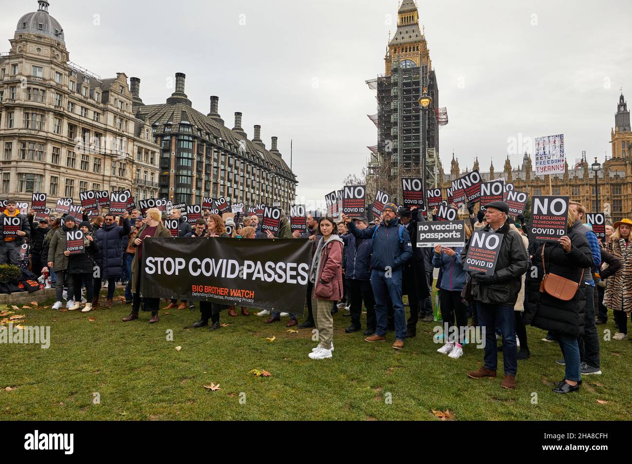 Londres, Reino Unido - 11 de diciembre de 2021: Manifestantes se reunieron en la Plaza del Parlamento en un Stop Covid pasa protesta en Westminster. Foto de stock