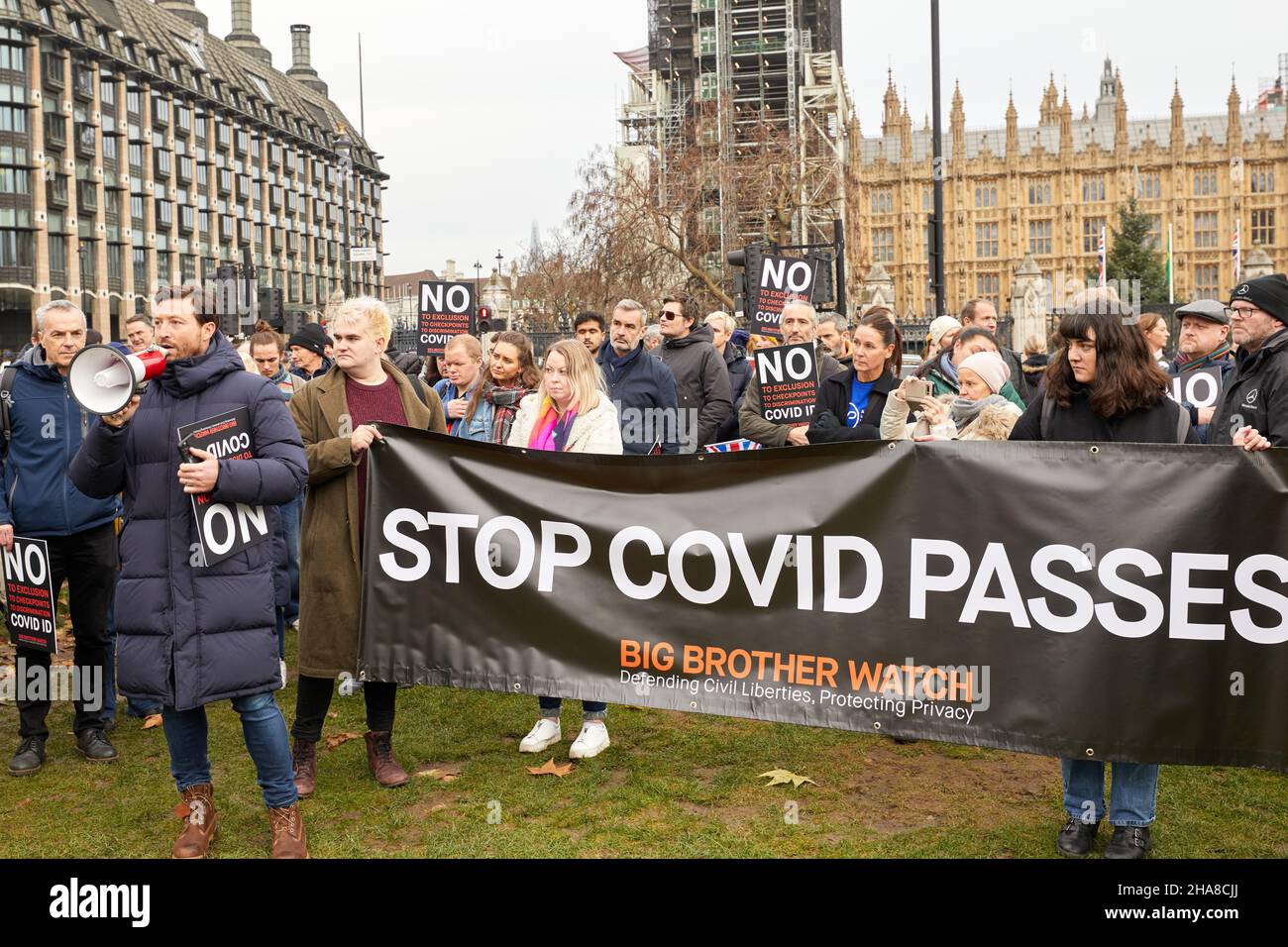 Londres, Reino Unido - 11 de diciembre de 2021: El publicano y activista Adam Brooks, hablando en un Stop Covid pasa protesta en Westminster.Publician Foto de stock