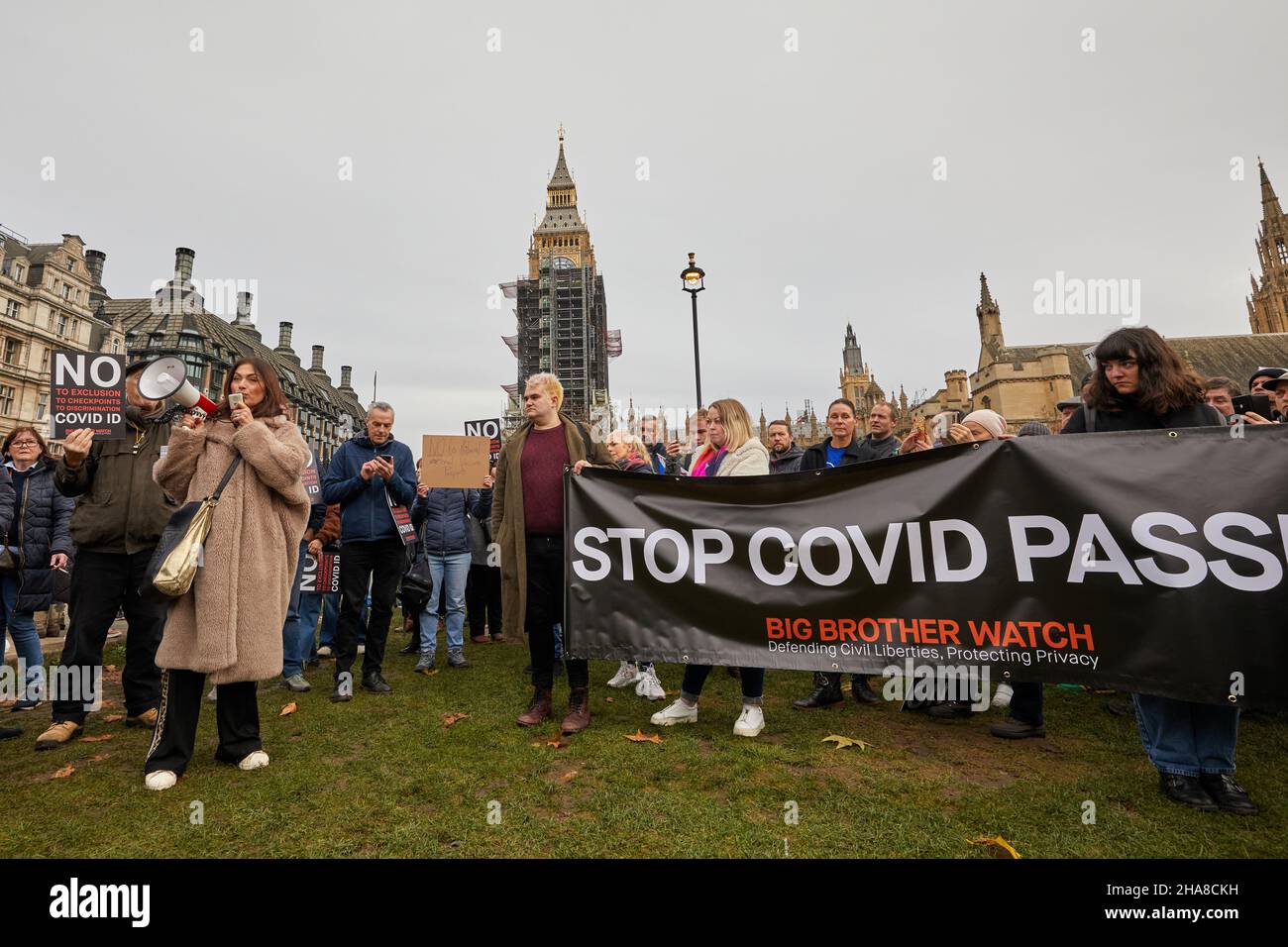 Londres, Reino Unido - 11 de diciembre de 2021: La chef, emisora y activista Tonia Buxton, hablando en un Stop Covid pasa protesta en Westminster. Foto de stock