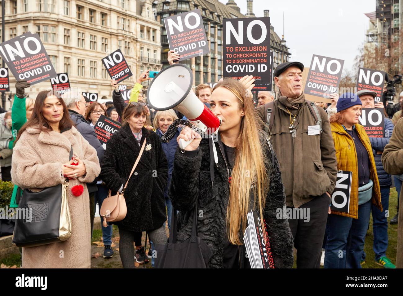 Londres, Reino Unido - 11 de diciembre de 2021: Silkie Carlo, Director de Big Brother Watch, hablando en un Stop Covid pasa protesta en Westminster. Foto de stock