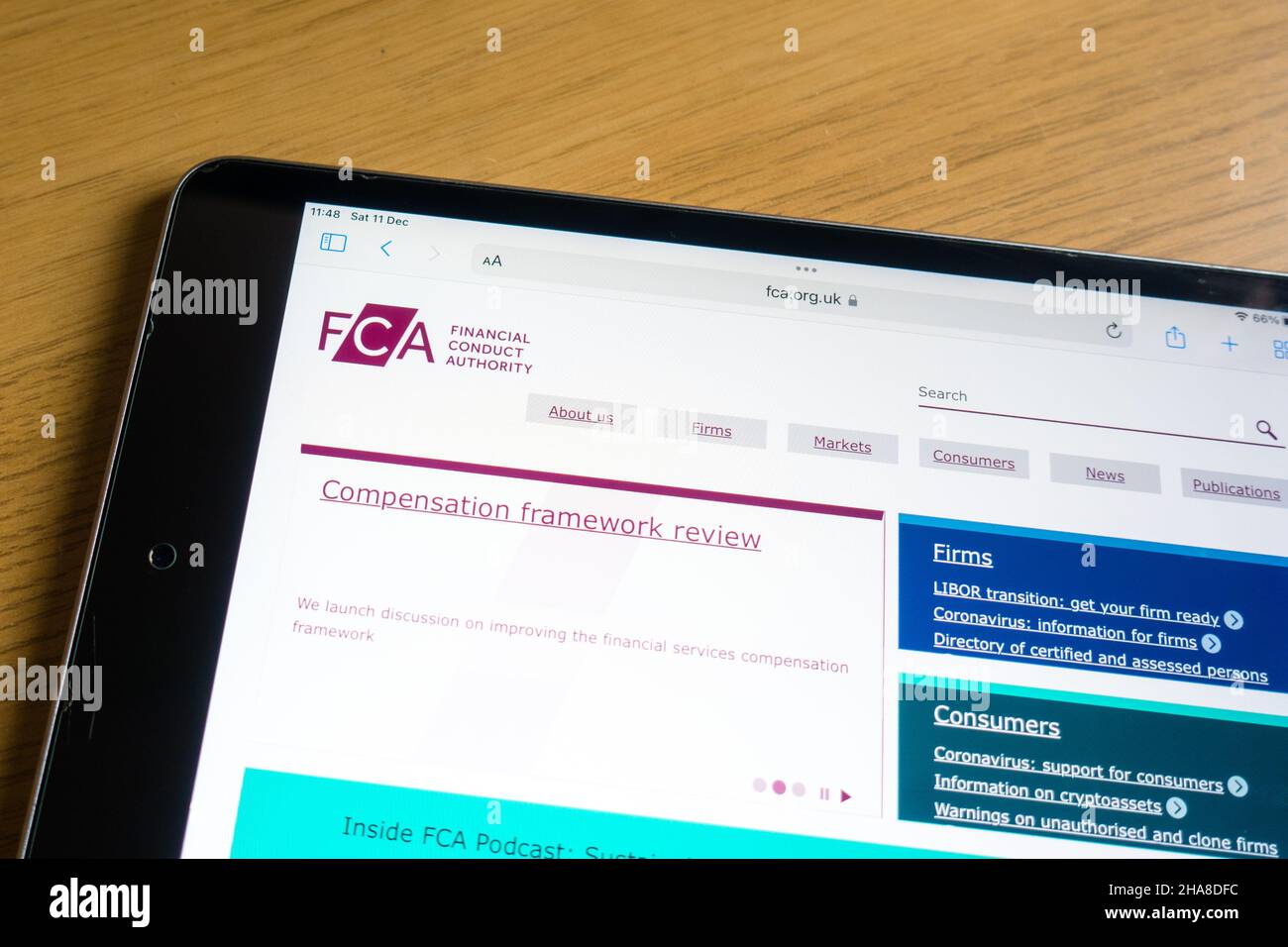 FCA Financial Conduct Authority El organismo regulador del sitio web de servicios financieros del Reino Unido en un dispositivo inteligente Foto de stock