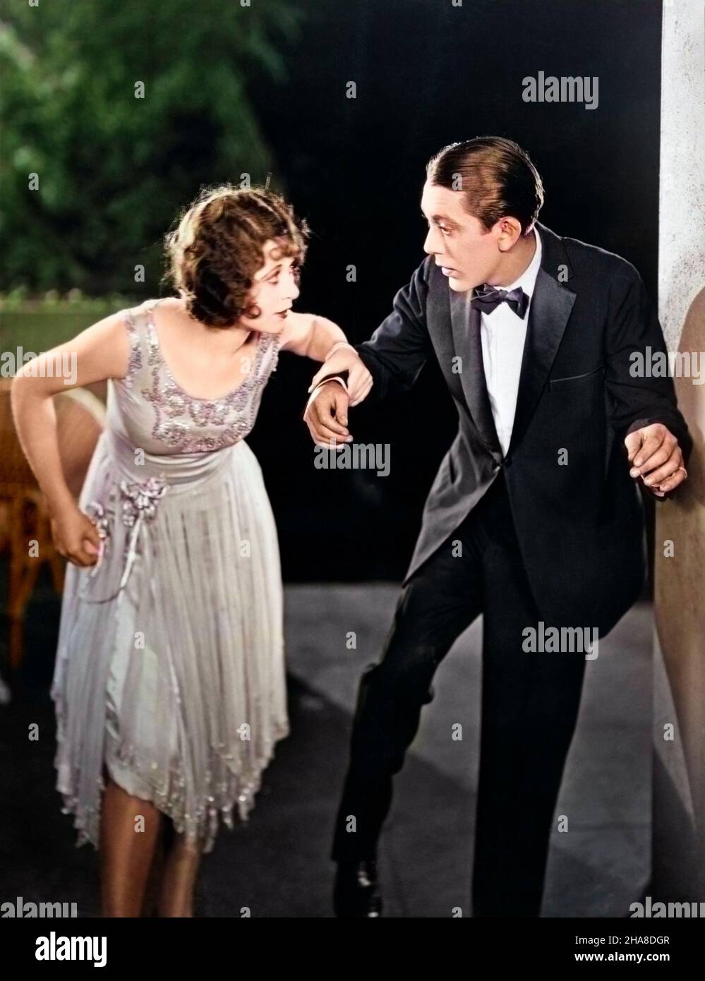 1920S PAREJA HOMBRE MUJER ROPA FORMAL DE NOCHE BAILANDO O PISANDO  LIGERAMENTE - Q73453C CPC001 HARS VIEJA MANERA 1 ESTILO DE COMUNICACIÓN  JOVEN ADULTO ESTILO DE VIDA ACTOR CELEBRACIÓN MUJERES CASADO CÓNYUGE