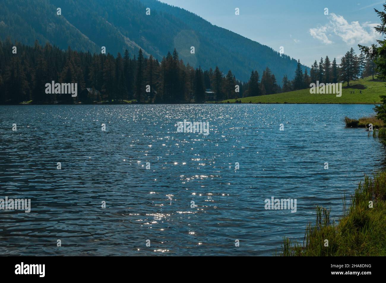 Vista fantástica de un lago de montaña rodeado por las montañas de Estiria. Soleado día de otoño Foto de stock