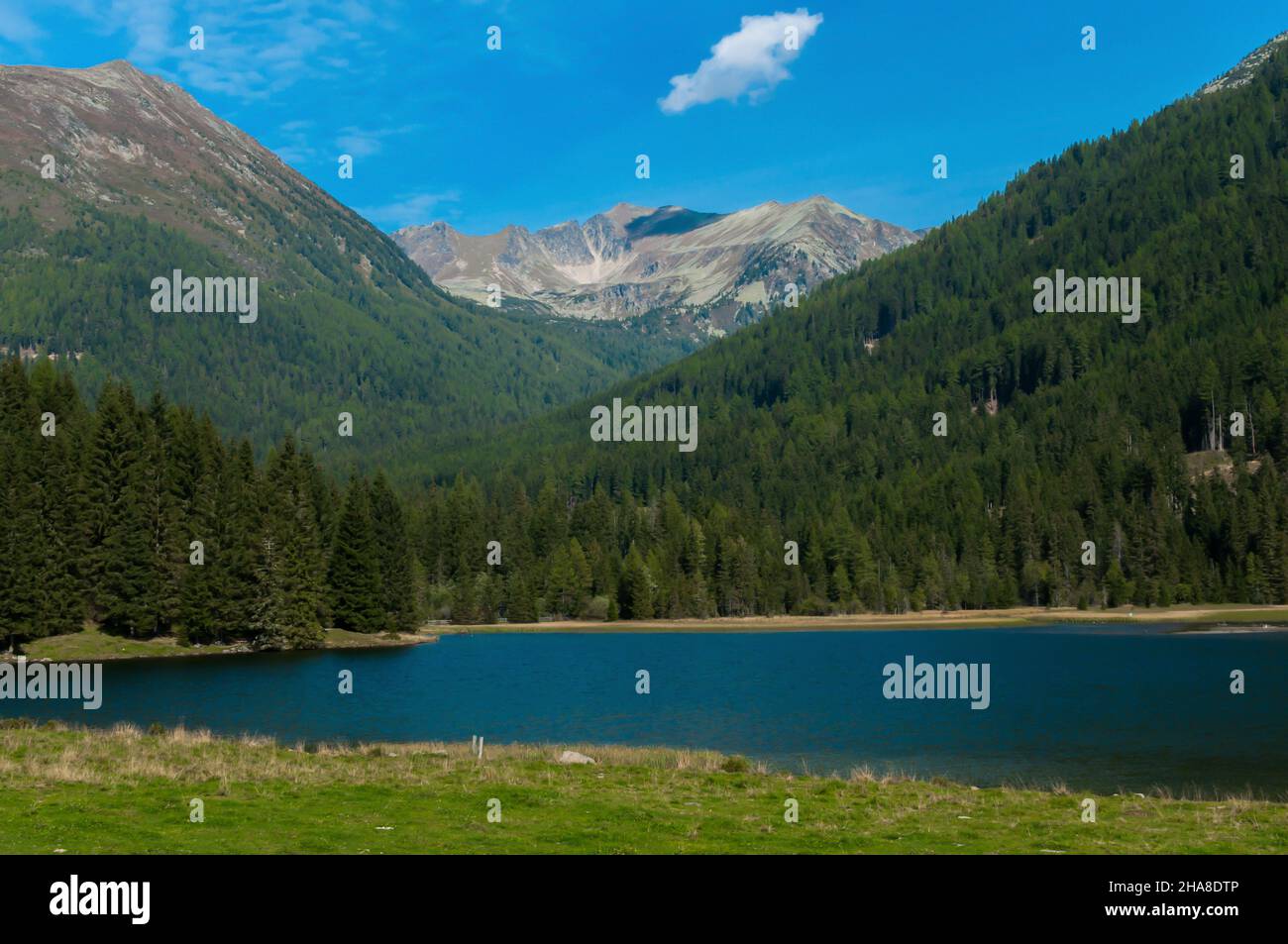 Vista fantástica de un lago de montaña rodeado por las montañas de Estiria. Soleado día de otoño Foto de stock