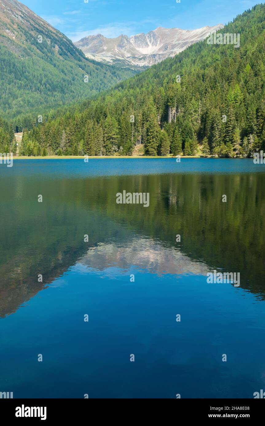 Vista fantástica de un lago de montaña rodeado por las montañas de Estiria. Soleado día de otoño Foto de stock