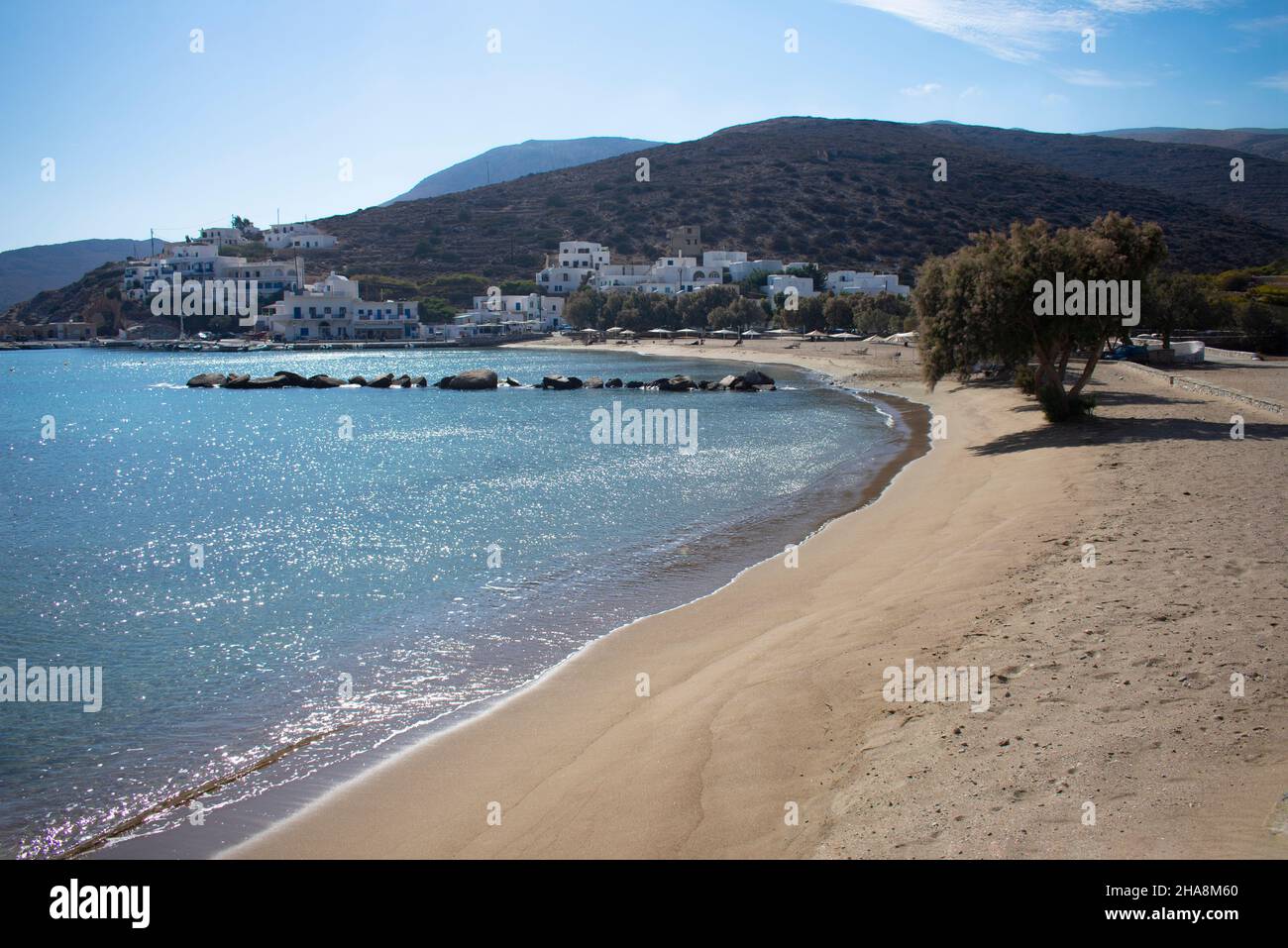 Hermosa isla de Sikinos, Grecia. Escena costera con una tranquila playa de arena. Un destino de vacaciones encantador y aislado. Vista de aspecto horizontal. Foto de stock