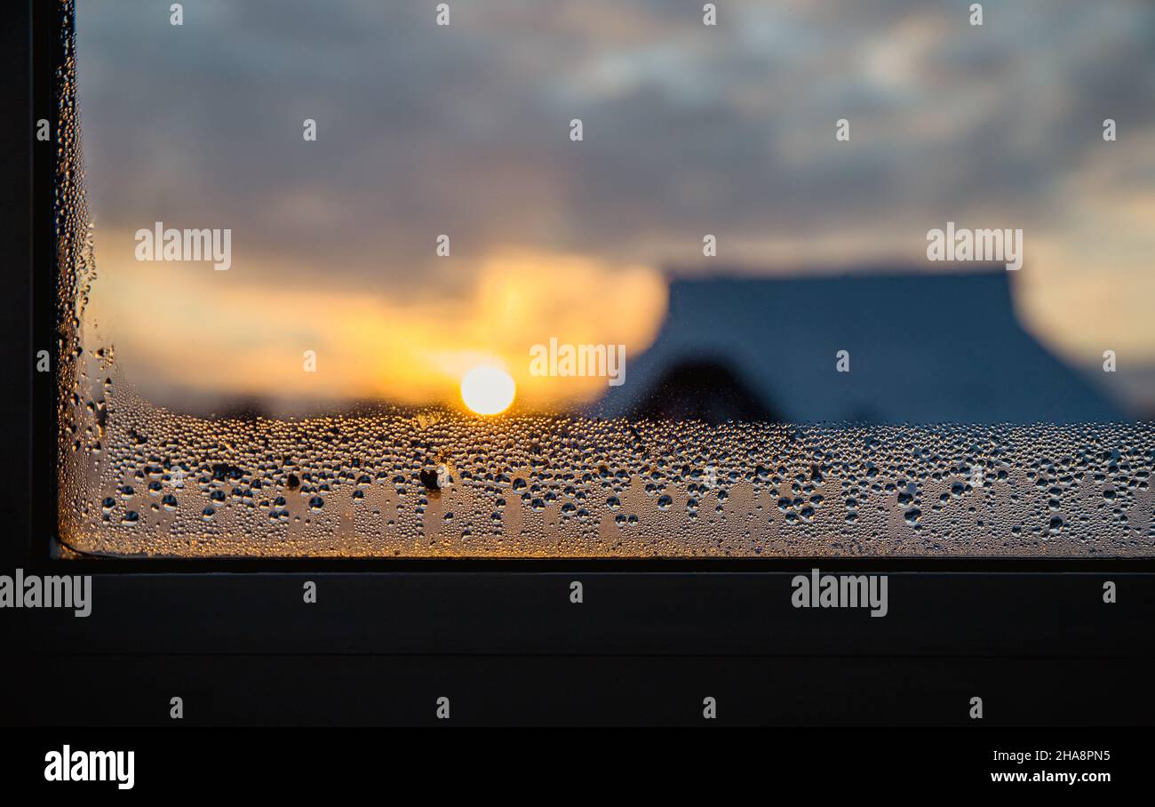 El agua de condensación cae en las ventanas de la casa por la mañana en invierno. Concepto de alto nivel de humedad. Foto de stock