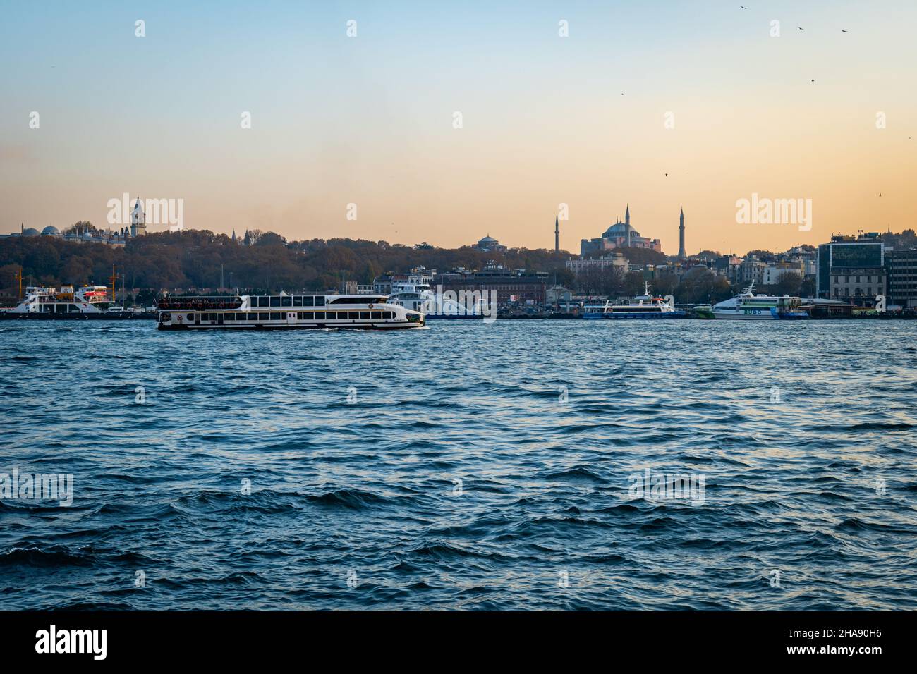 Bósforo, el Estrecho de Estambul, crucero y vista en ferry con el puente de Galata al atardecer. Paisaje urbano de Estambul Foto de stock