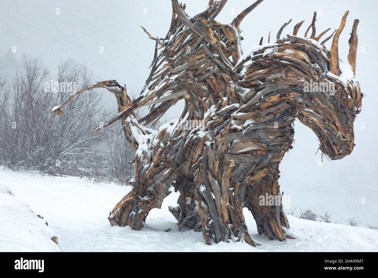 Drago Vaia en Lavarone; el dragón de madera más grande de Europa en Lavarone, Trentino Alto Adige. Foto de stock