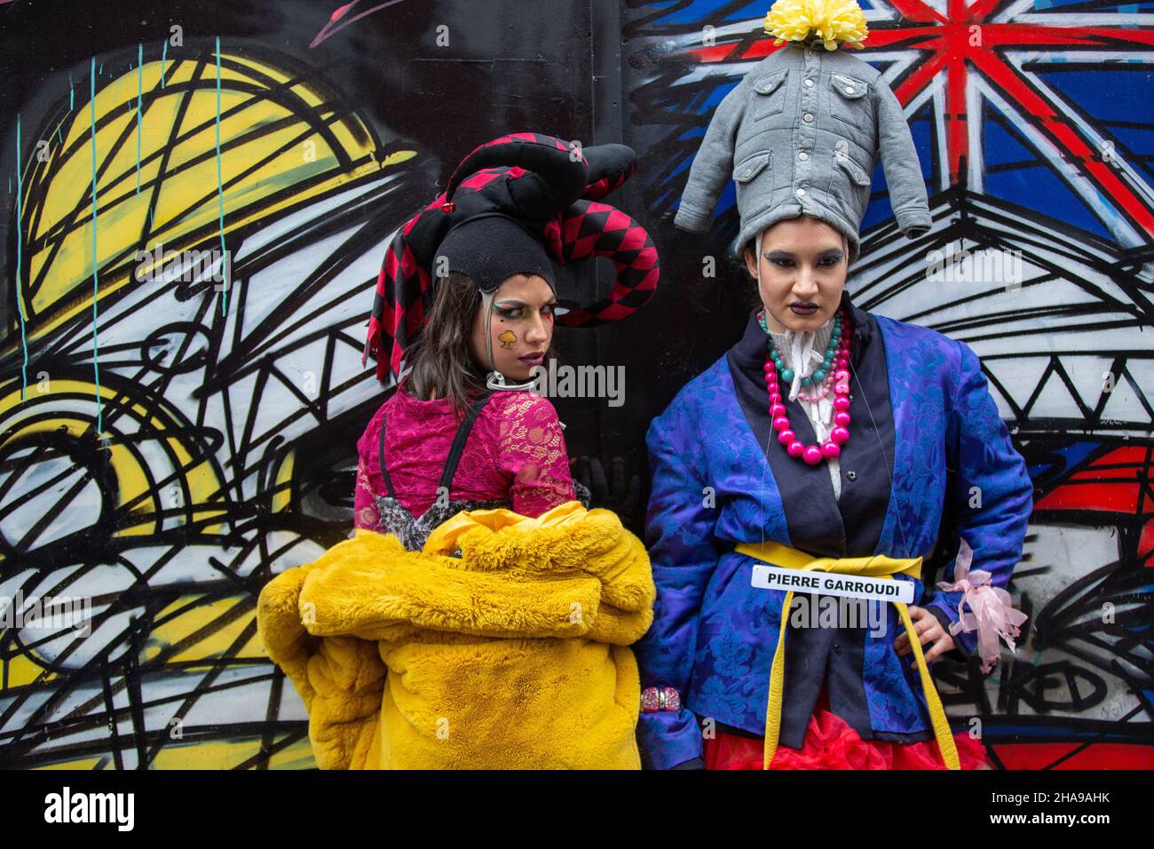 Londres, Reino Unido. 11th de Dic de 2021. Los modelos muestran la colorida colección de Pierre Garroudi en uno de los espectáculos de moda flash del diseñador en el centro de Londres. (Foto de Pietro Recchia/SOPA Images/Sipa USA) Crédito: SIPA USA/Alamy Live News Foto de stock