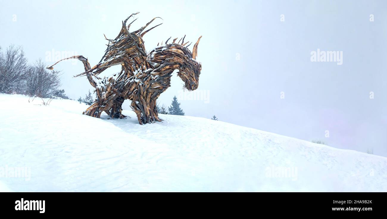 Drago di Vaia a Lavarone;Il drago in legno più grande d'Europa a Lavarone,Trentino Alto Adige. Foto de stock