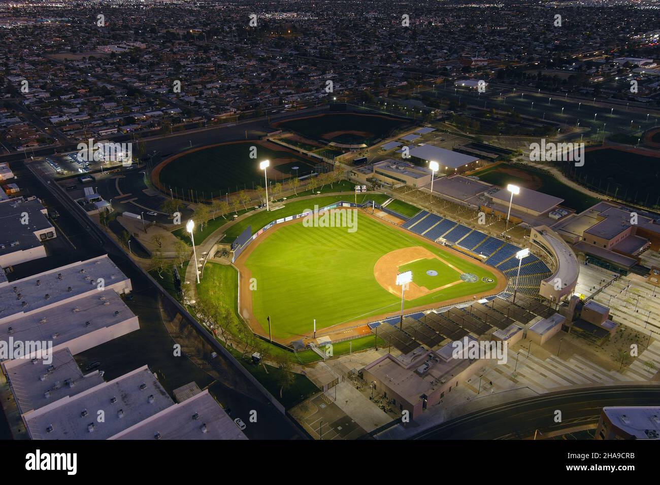 Una vista aérea de los Campos Familiares Americanos de Phoenix, martes, 2 de marzo de 2021, en Phoenix. El estadio es el hogar de entrenamiento de primavera del Milwaukee B. Foto de stock