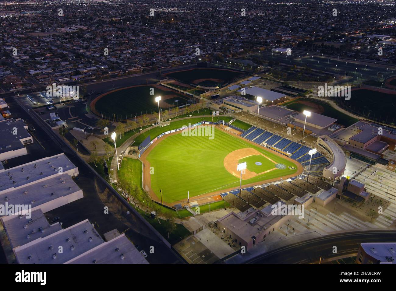 Una vista aérea de los Campos Familiares Americanos de Phoenix, martes, 2 de marzo de 2021, en Phoenix. El estadio es el hogar de entrenamiento de primavera del Milwaukee B. Foto de stock