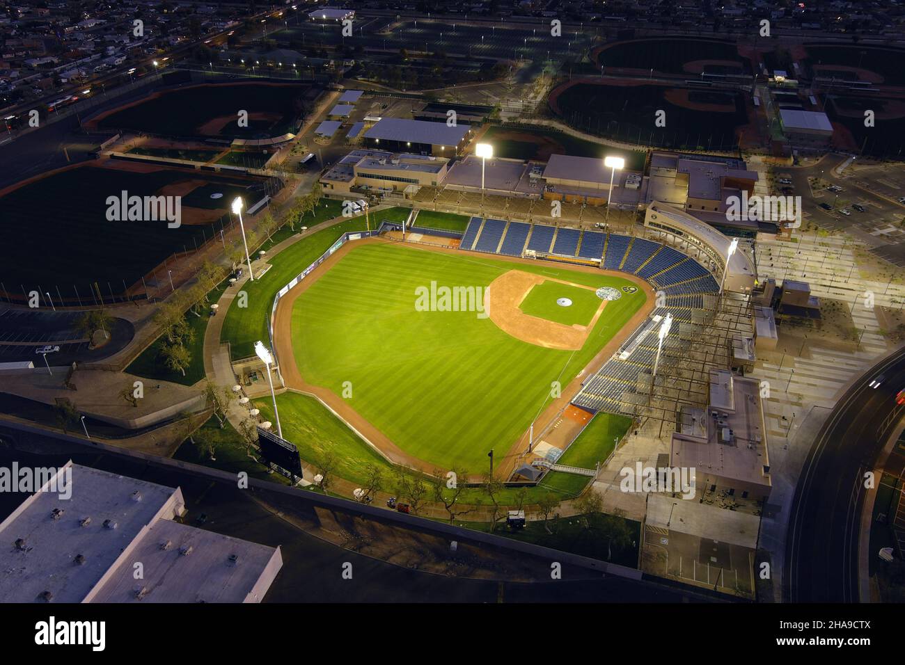 Una vista aérea de los Campos Familiares Americanos de Phoenix, martes, 2 de marzo de 2021, en Phoenix. El estadio es el hogar de entrenamiento de primavera del Milwaukee B. Foto de stock