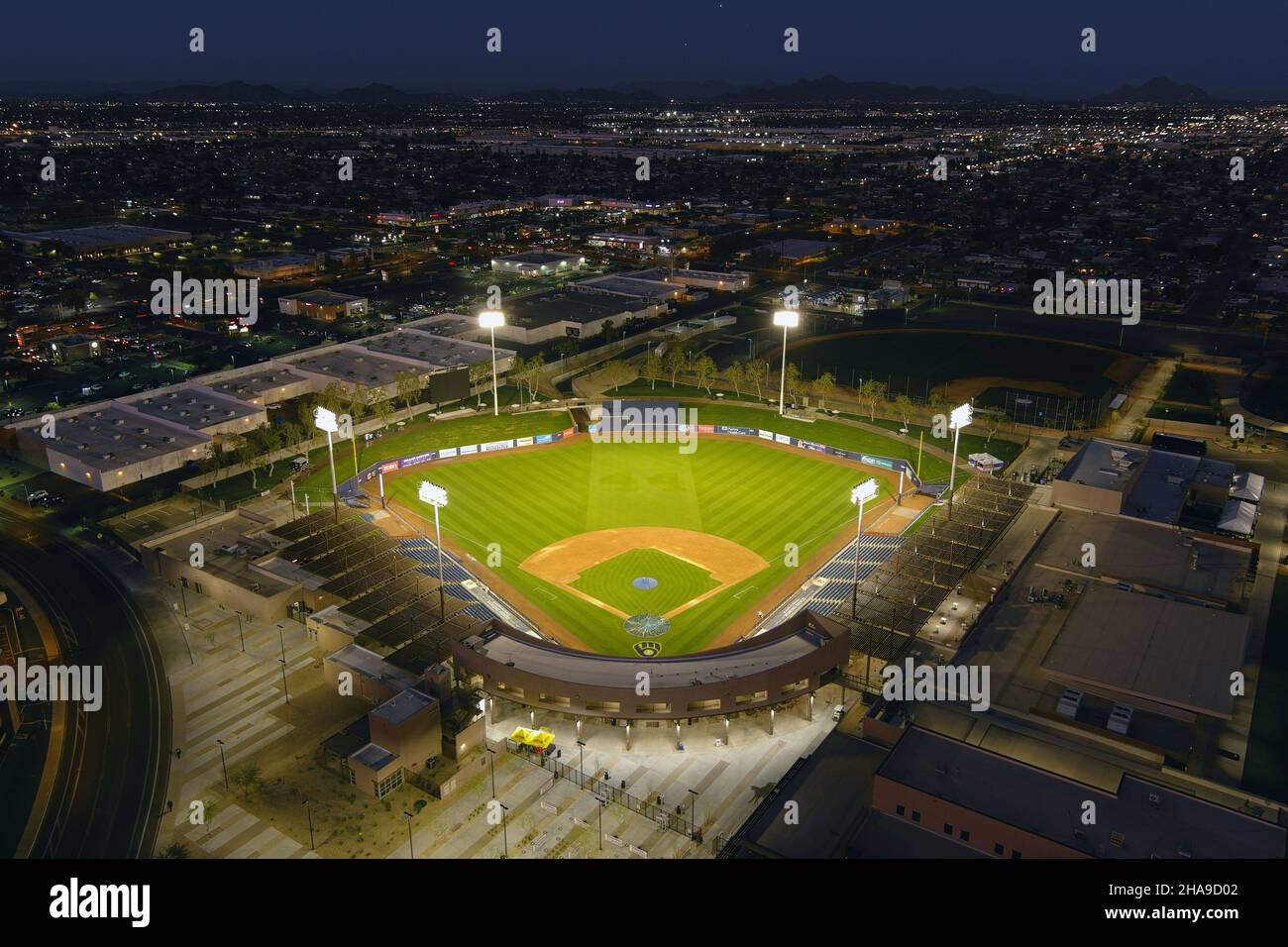 Una vista aérea de los Campos Familiares Americanos de Phoenix, martes, 2 de marzo de 2021, en Phoenix. El estadio es el hogar de entrenamiento de primavera del Milwaukee B. Foto de stock