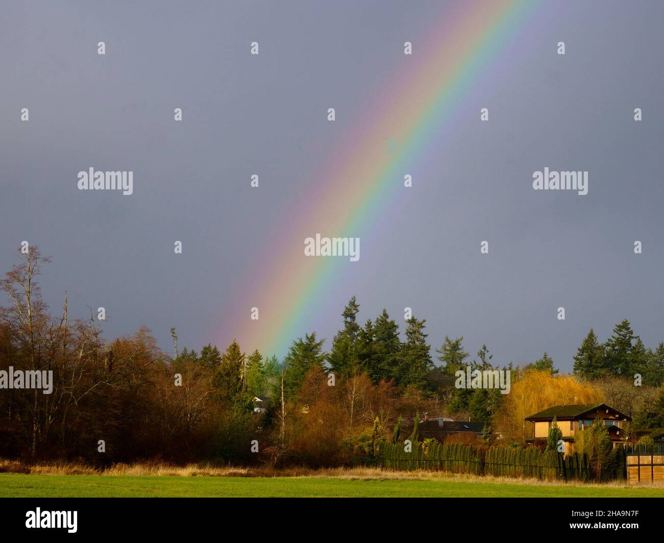 Arco iris en el entorno rural. Foto de stock