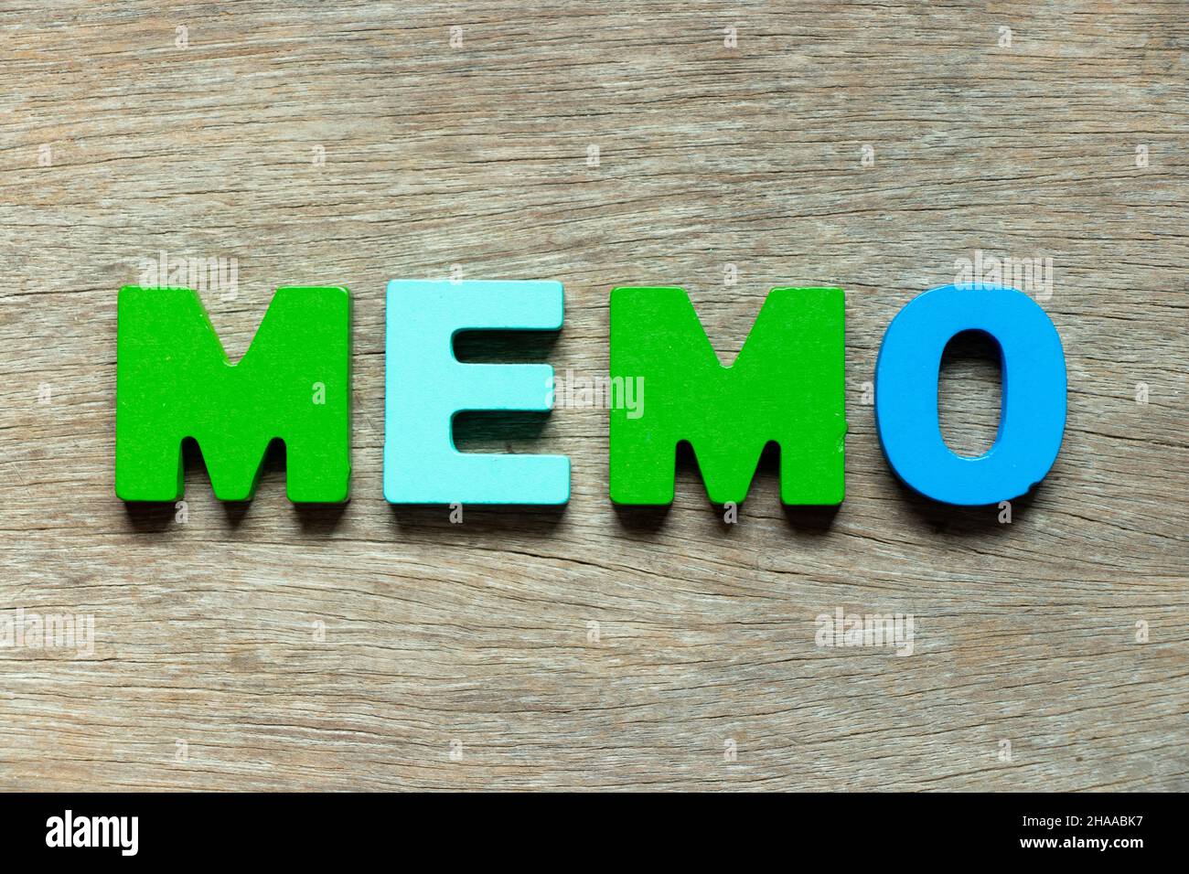 Coloree la letra del alfabeto en el memo de la palabra sobre fondo de