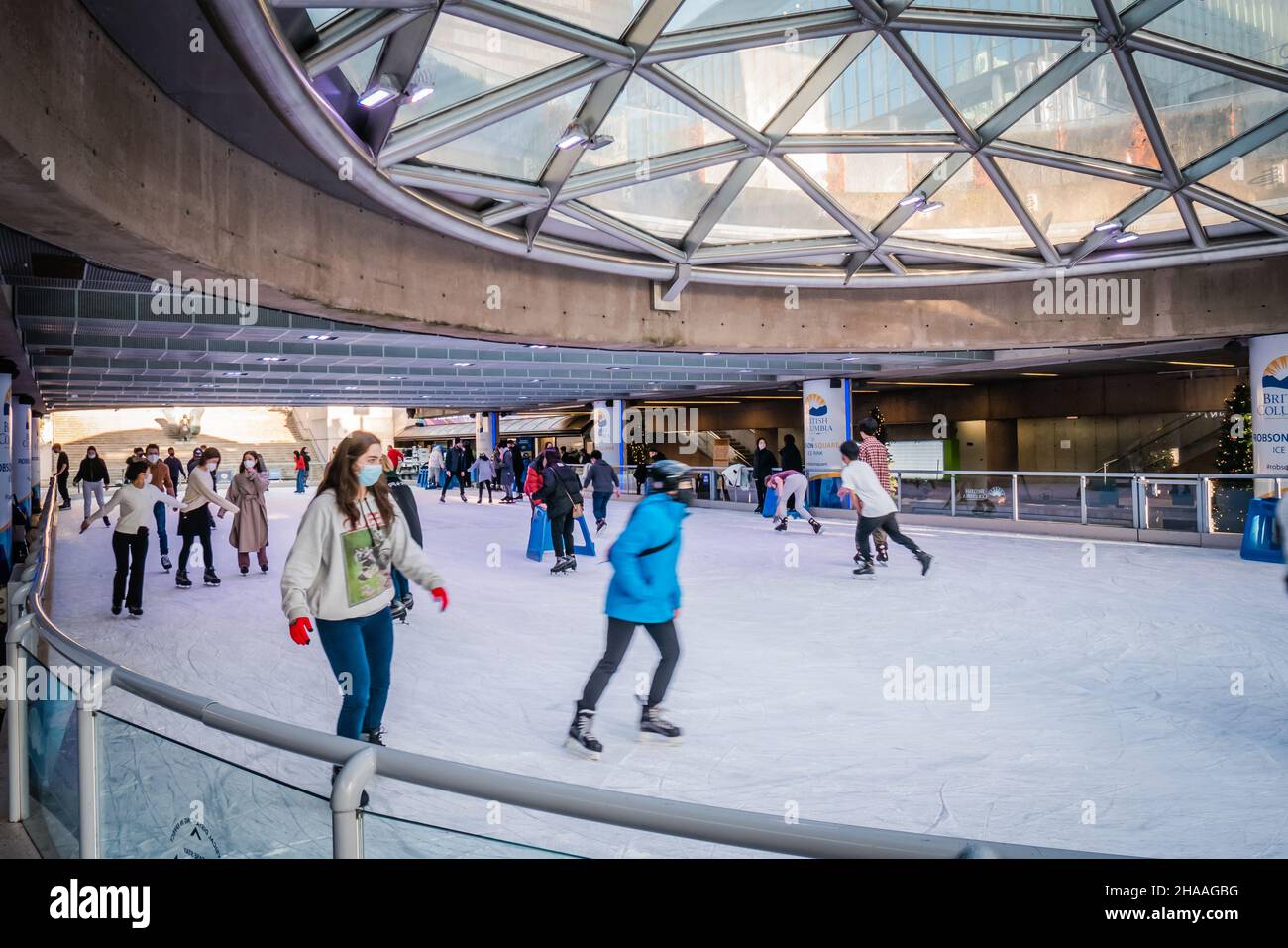 Robson Square Ice Rink es una pista de patinaje sobre hielo gratuita  situada en el centro de vancouver durante el invierno Fotografía de stock -  Alamy