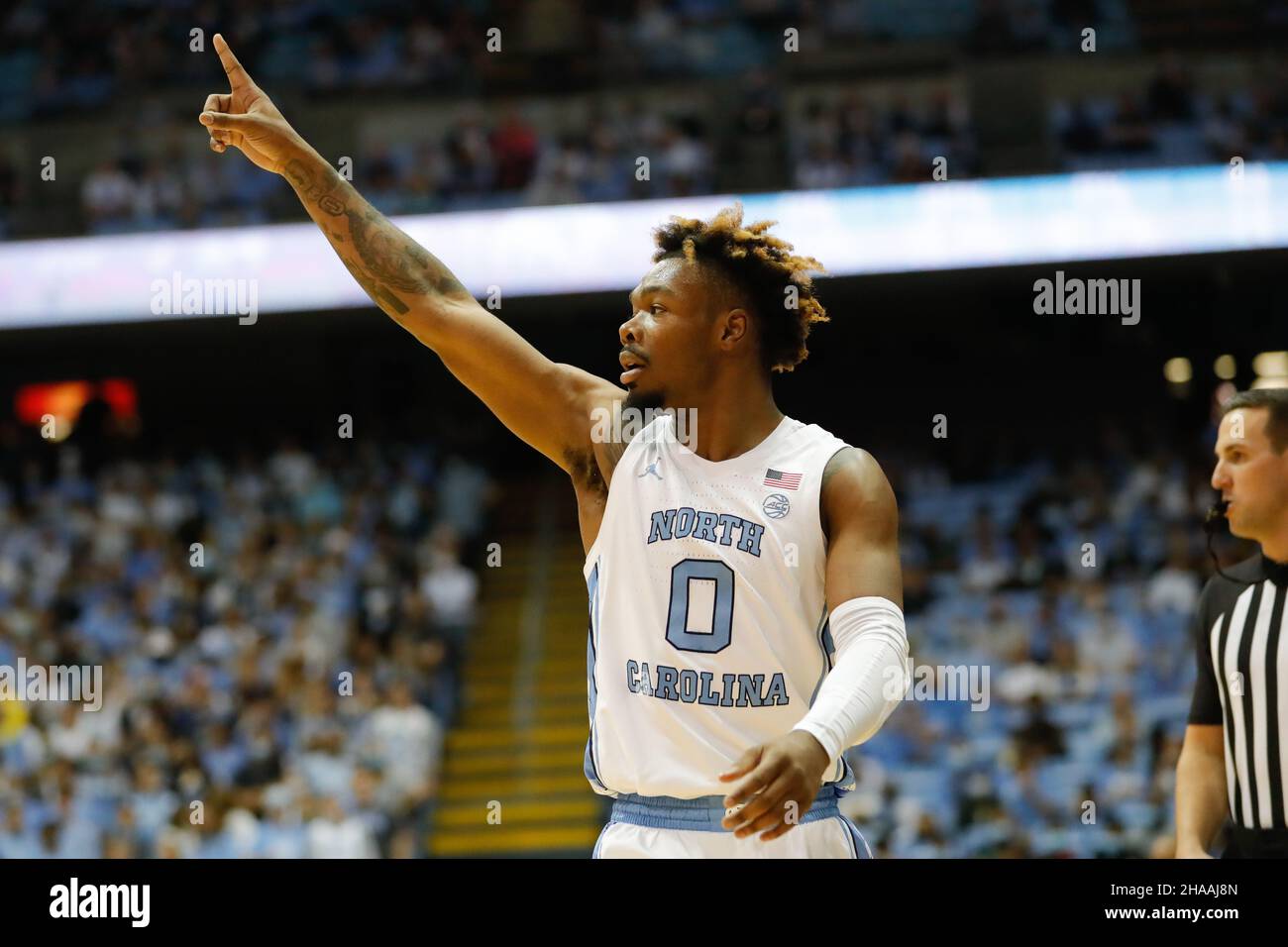 11 de diciembre de 2021: El guardia de Tar Heels de Carolina del Norte  Anthony Harris (0) apunta a un compañero de equipo durante el partido de  baloncesto de la NCAA entre