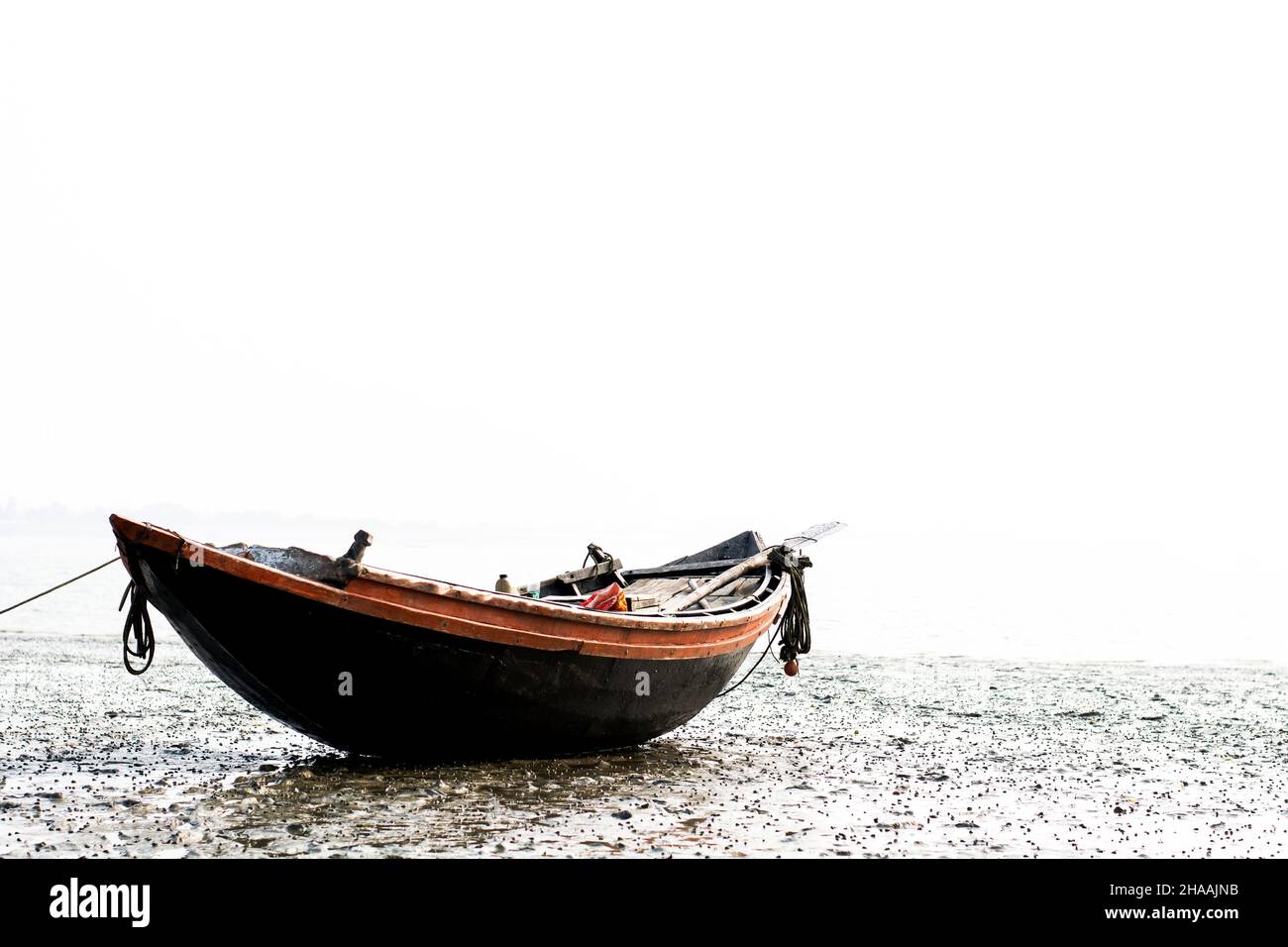 Barco anclado en la playa fotografías e imágenes de alta