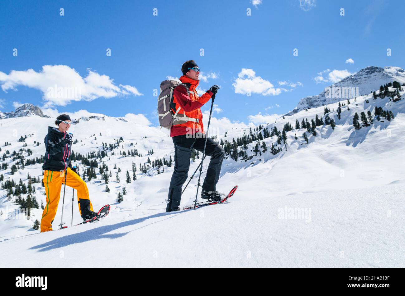 Zwei junge Leute unternehmen gemeinsam eine entspannte Tour auf Schneeschuhen nahe des Körbersees en VoraRelaxed tour con raquetas de nieve en la naturaleza invernal Foto de stock