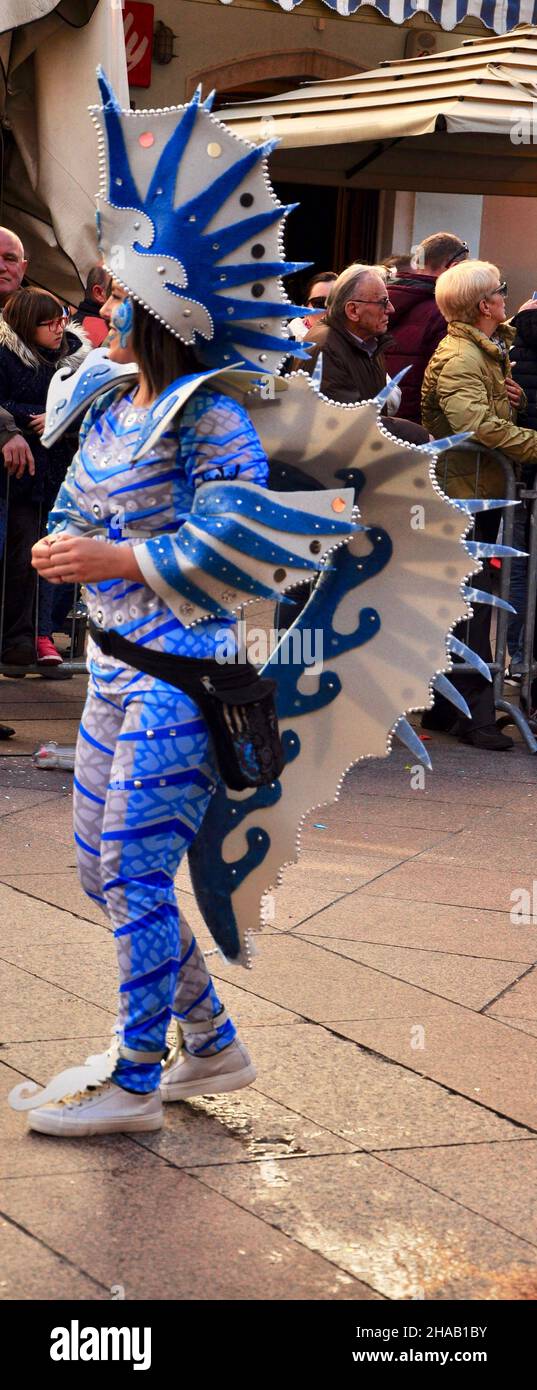 Mujeres disfrazadas con detalles marinos y marinos en procesión de carnaval Foto de stock