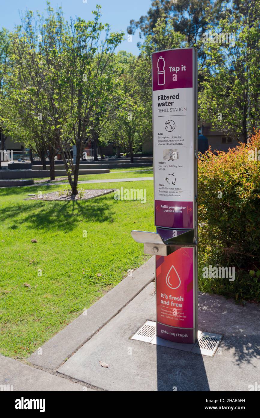 En un esfuerzo por reducir el uso de botellas de plástico de un solo uso, la Universidad Macquarie ha proporcionado sitios de recarga de botellas de bebidas en todo el campus de la Universidad Foto de stock