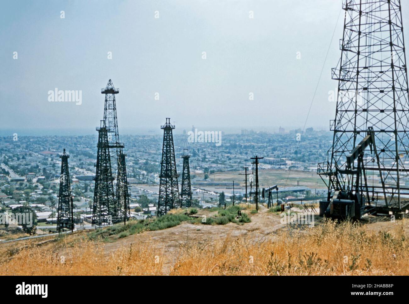 Oilwells en Signal Hill, Long Beach, California, EE.UU. En junio de