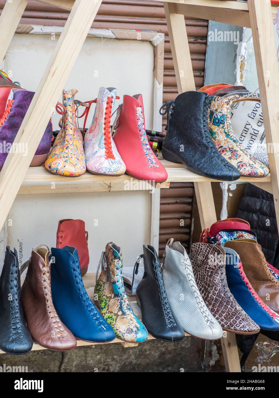 Bogotá, Colombia - Noviembre 2019: Zapatos coloridos vendidos en la calle  Bogotá. Colombia. América Latina. Listas de Patrimonio Cultural Inmaterial  de la UNESCO Fotografía de stock - Alamy