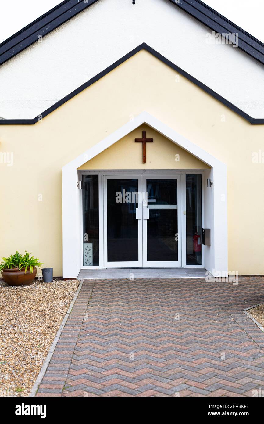 Exterior de la iglesia evangélica cristiana moderna o lugar de culto con  arquitectura contemporánea Fotografía de stock - Alamy