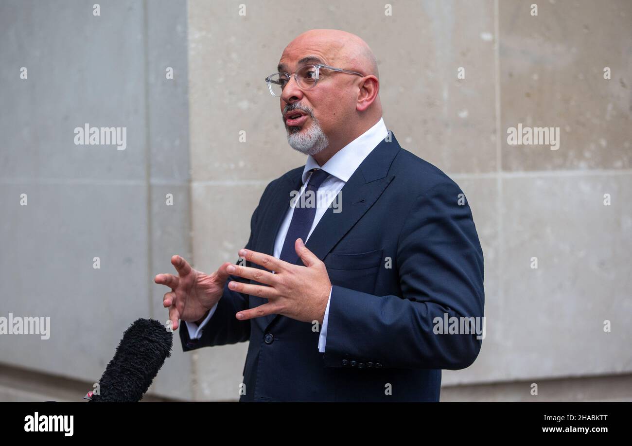 Londres, Inglaterra, Reino Unido. 12th de Dic de 2021. Secretario de Estado para la Educación NADHIM ZAHAWI es visto fuera de la BBC después de aparecer en el Andrew Marr Show. (Imagen de crédito: © Tayfun Salci/ZUMA Press Wire) Foto de stock