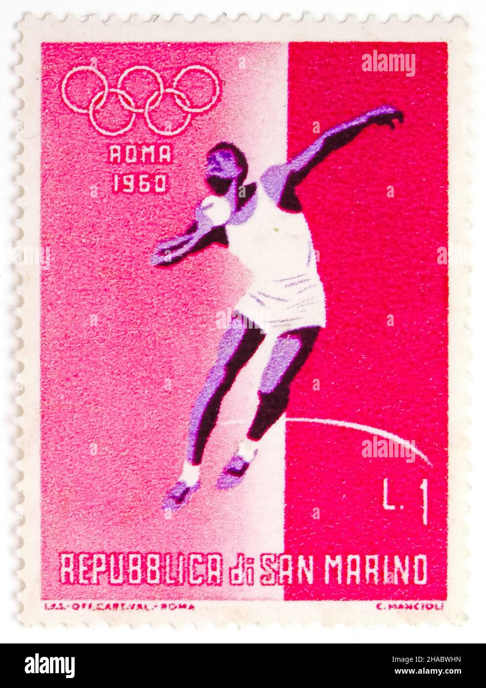 MOSCÚ, RUSIA - 15 DE JULIO de 2019: Sello postal impreso en San Marino Shot-Put, Juegos Olímpicos de Verano 1960 - Serie de Roma, alrededor de 1960 Foto de stock