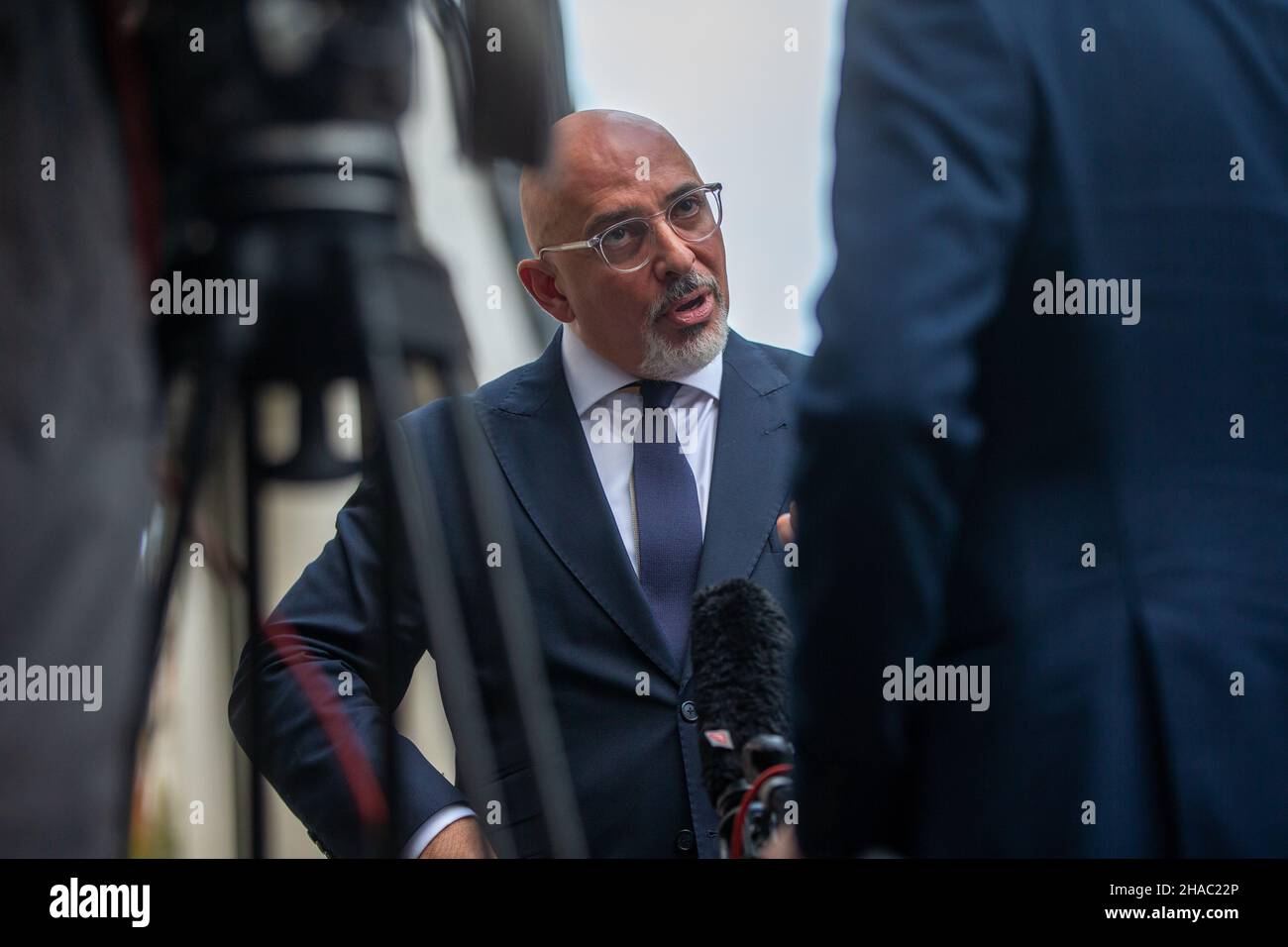 Londres, Inglaterra, Reino Unido. 12th de Dic de 2021. Secretario de Estado para la Educación NADHIM ZAHAWI es visto fuera de la BBC después de aparecer en el Andrew Marr Show. (Imagen de crédito: © Tayfun Salci/ZUMA Press Wire) Foto de stock