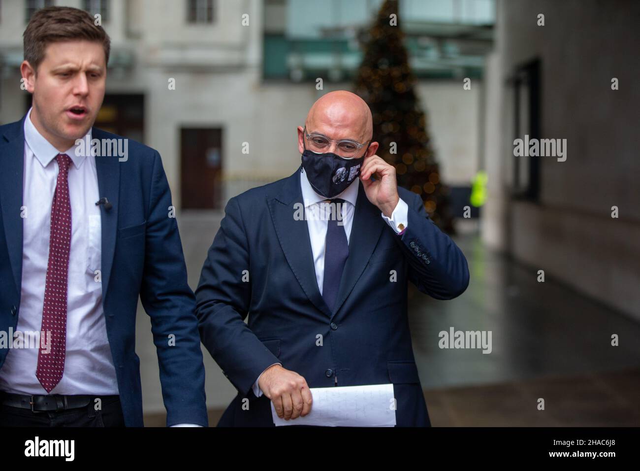 Londres, Inglaterra, Reino Unido. 12th de Dic de 2021. Secretario de Estado para la Educación NADHIM ZAHAWI es visto fuera de la BBC después de aparecer en el Andrew Marr Show. (Imagen de crédito: © Tayfun Salci/ZUMA Press Wire) Foto de stock